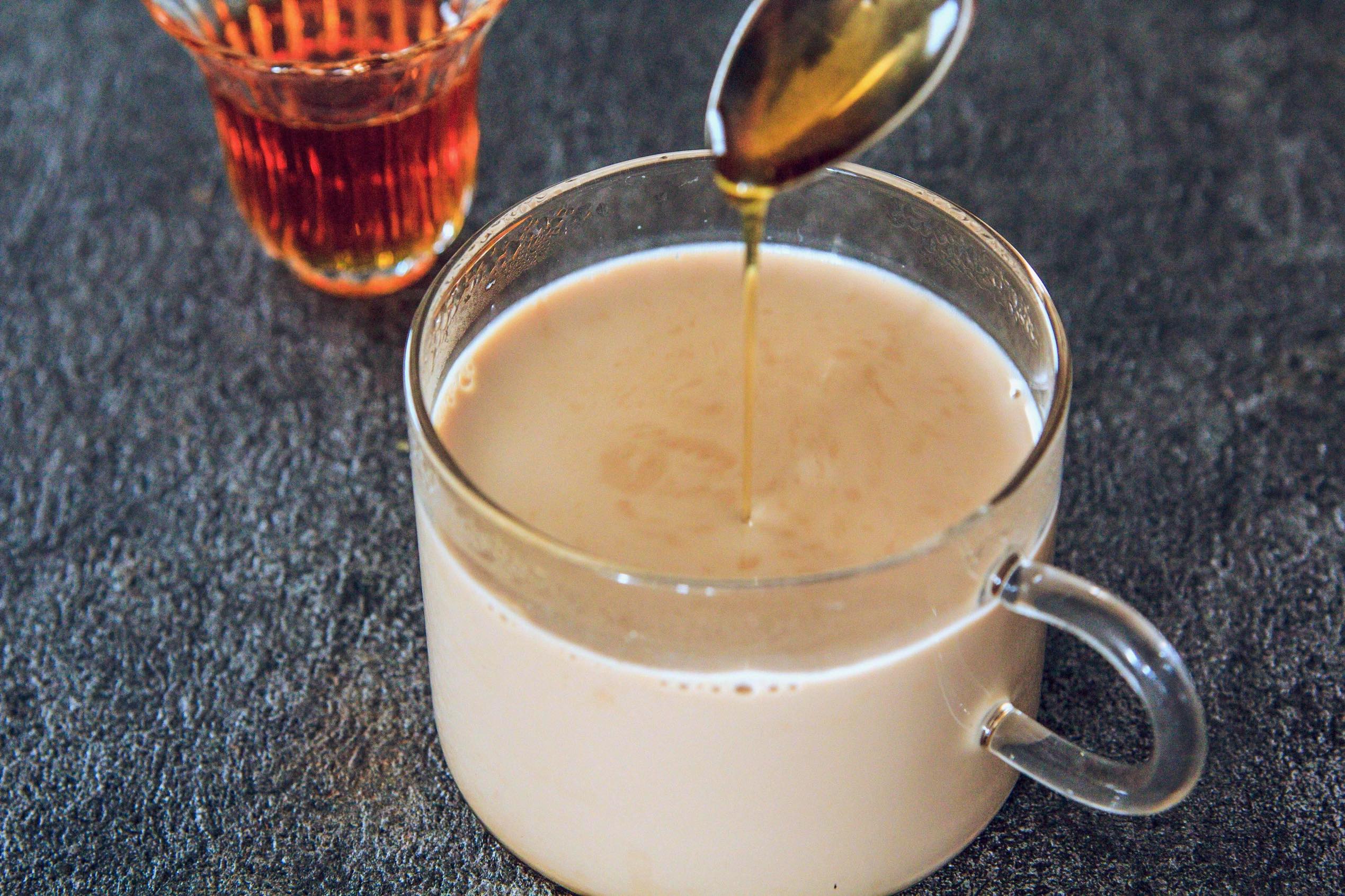 【toroaおうちカフェ｜Twitterで3.3万いいねで話題】烏龍茶がしっかり香ってミルク感たっぷり「烏龍茶ラテ」