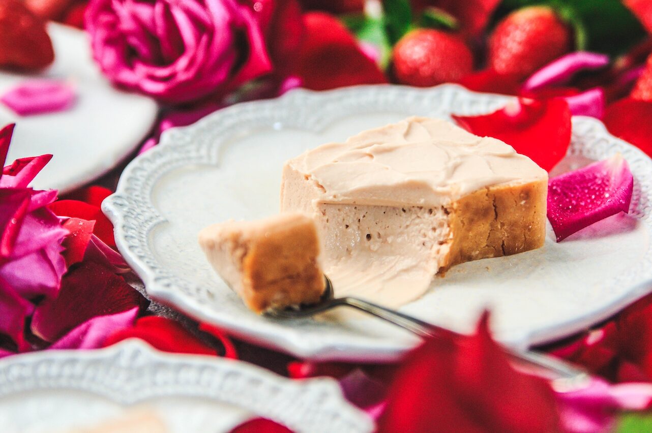 バラ香る世界に包まれる。朝摘みのバラ香るとろ生チーズケーキ