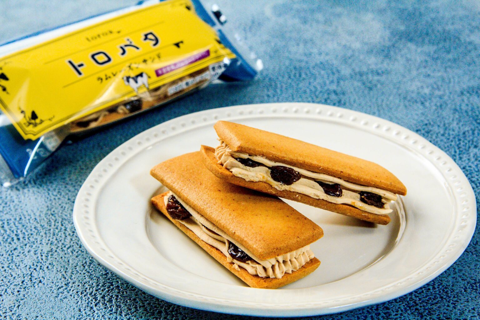 ラムレーズン好きが歓喜する。ファミリーマート「ラムレーズン」フェアでtoroaのトロバタラムレーズンサンド発売。サクほろクッキーで北海道クリームチーズ使用キャラメルバタークリームとラムレーズンをサンド